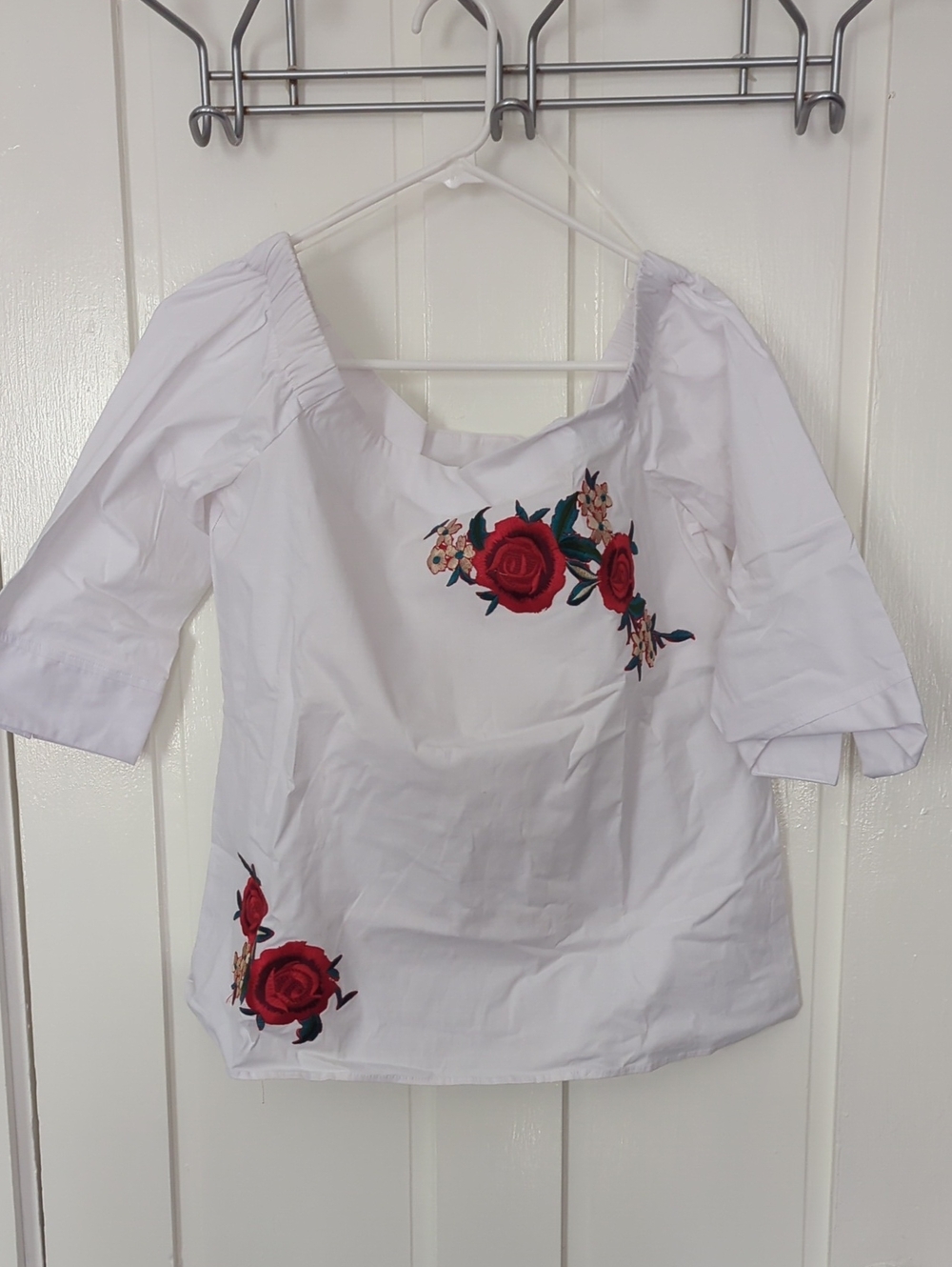 Como Vintage White Off-Shoulder Blouse with Red Rose Embroidery